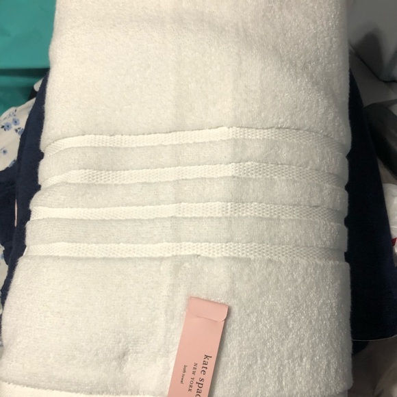 🛍🛍SOLD Kate spade ♠️ white towel bundle - Picture 2 of 4
